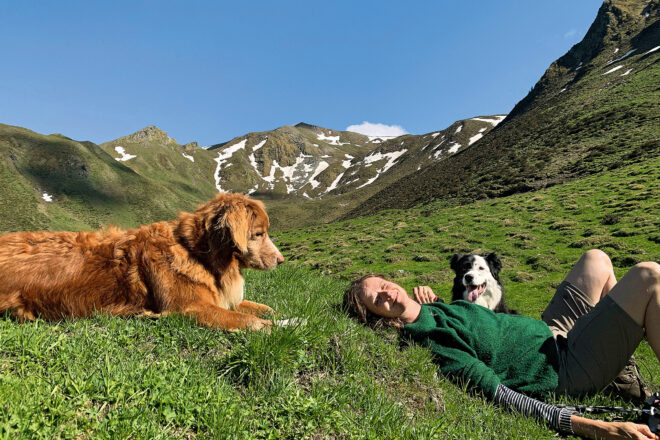 Im Frühlingstau der Berge: Uli mit Lula und Nino in einem einsamen Hochtal unterhalb des Naviser Kreuzjöchls.
