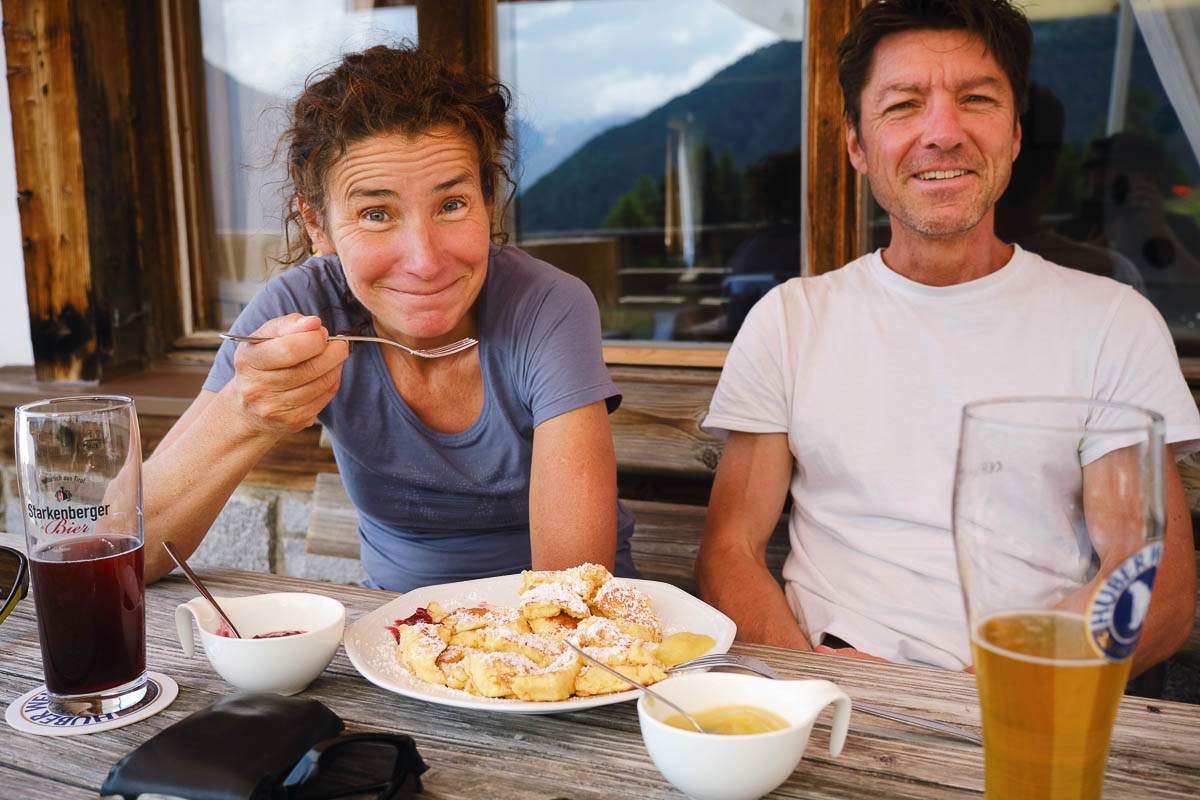 Schneekönigin bei Kaiserschmarrn und Barfußbär mit Bier.