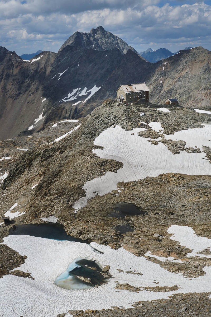 Remains of the day: Blick vom Hohen Nebelkogel auf die Hütte.