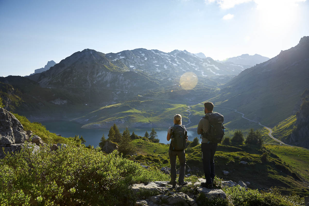 Auf der Mehrtagestour entlang des Lechwegs allgegenwärtig ist der namensgebende Wildfluss, den Wanderer vom Ursprung am Formarinsee bei Lech/Österreich bis zum Lechfall in Füssen/Bayern begleiten. © Verein Lechweg