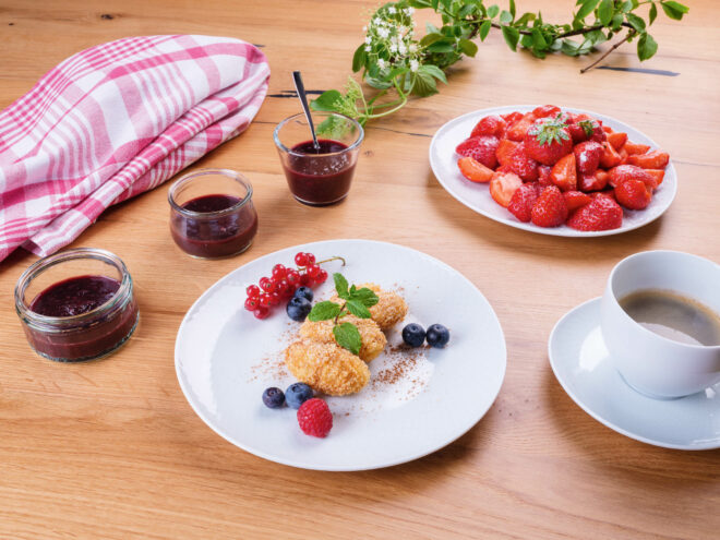 Topfennocken mit Bröselbutter und Früchten Rezept