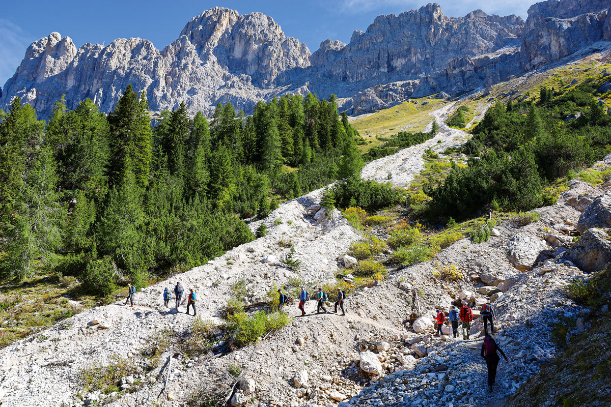 Goldene Bergsteigerzeit: Der Südtiroler führt eine Wandergruppe in den Dolomiten.