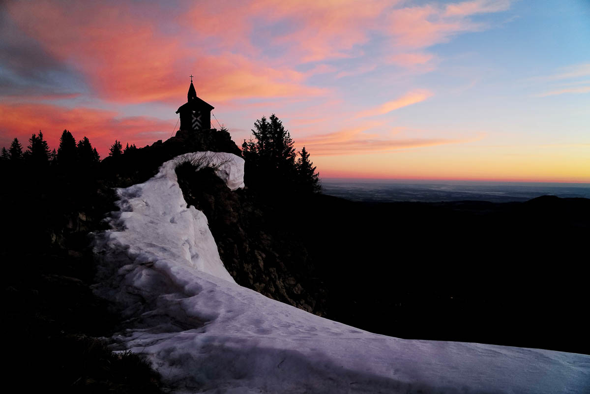 ber dem Mangfallgebirge geht die Sonne auf.