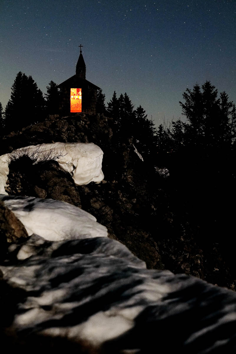 In einer eiskalten Vollmondnacht glitzert der Schnee wie ein Paillettenkleid an der Flanke der Brecherspitz. 